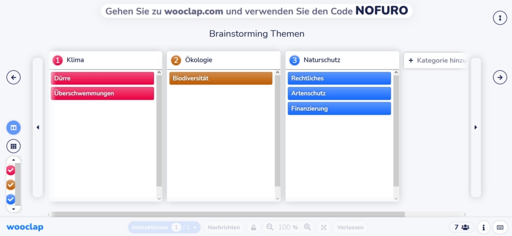 Das Bild zeigt die Bildschirmaufnahme einer Brainstorming-Aufgabe in Wooclap. Drei verschiedene Kategorien werden dargestellt, die Antworten des Plenums werden in Echtzeit in verschiedenen Farben nach Kategorien geordnet.